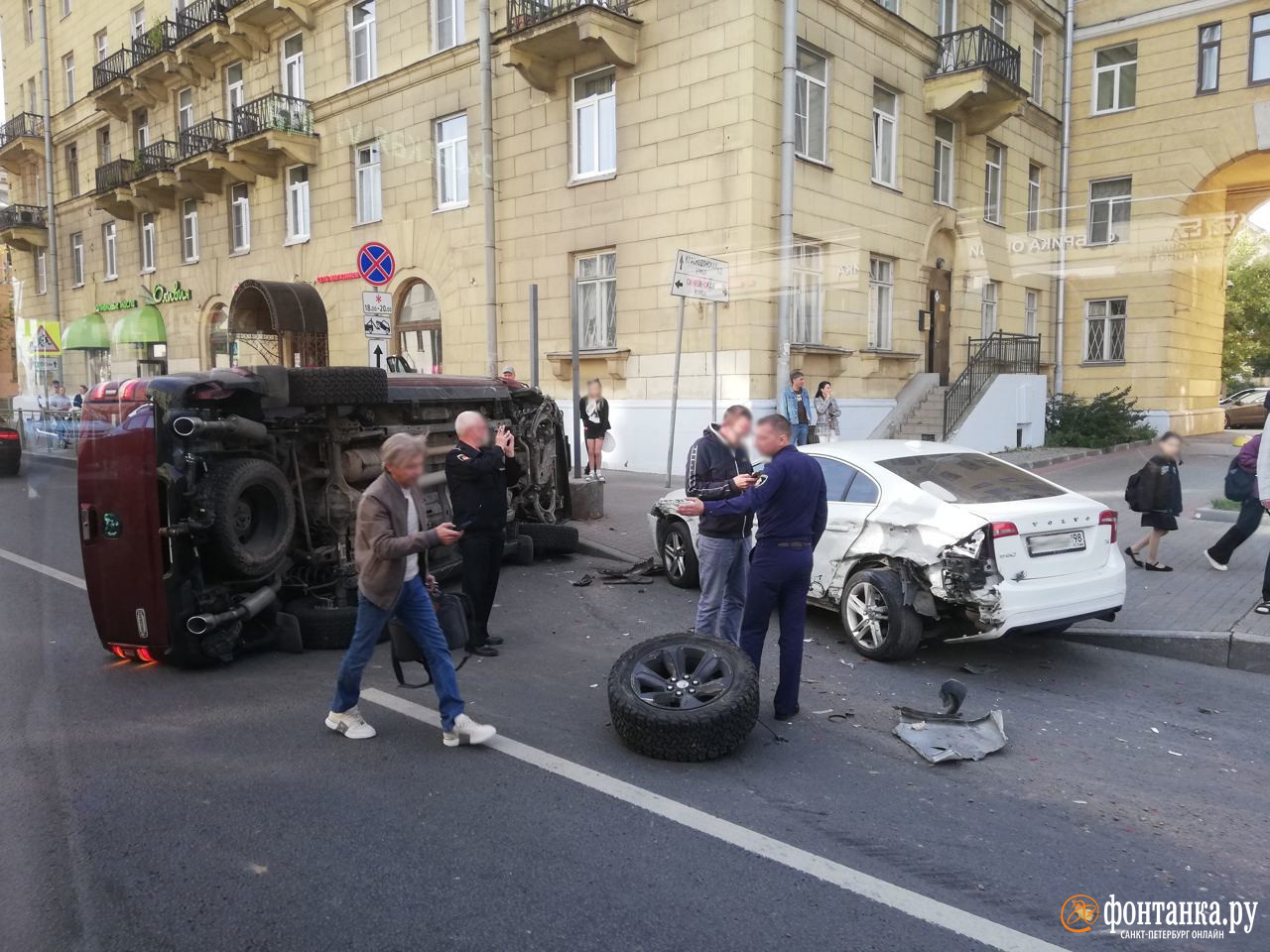 Легковой автомобиль уронил на бок пикап на Среднеохтинском проспекте в  Петербурге, фото ДТП - 7 сентября 2023 - ФОНТАНКА.ру