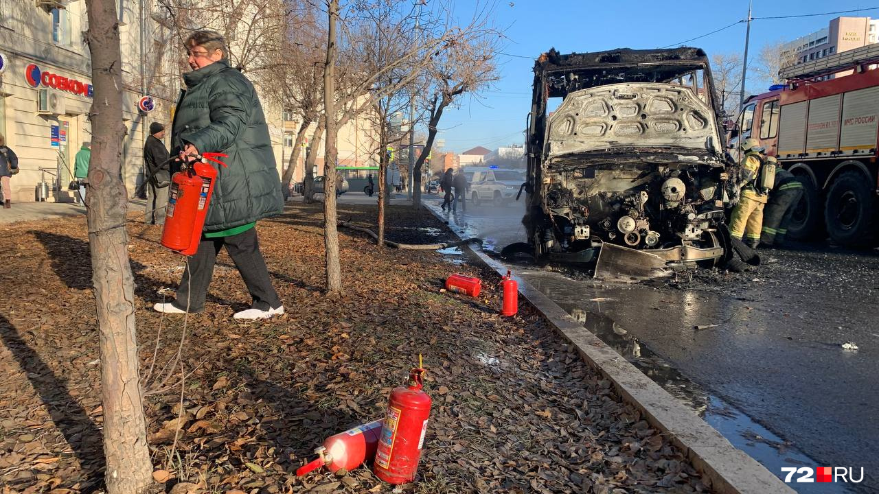 Один огнетушитель вытащили из салона маршрутки, другие принесли сотрудники магазинов поблизости Один огнетушитель вытащили из салона маршрутки, другие принесли сотрудники магазинов поблизости