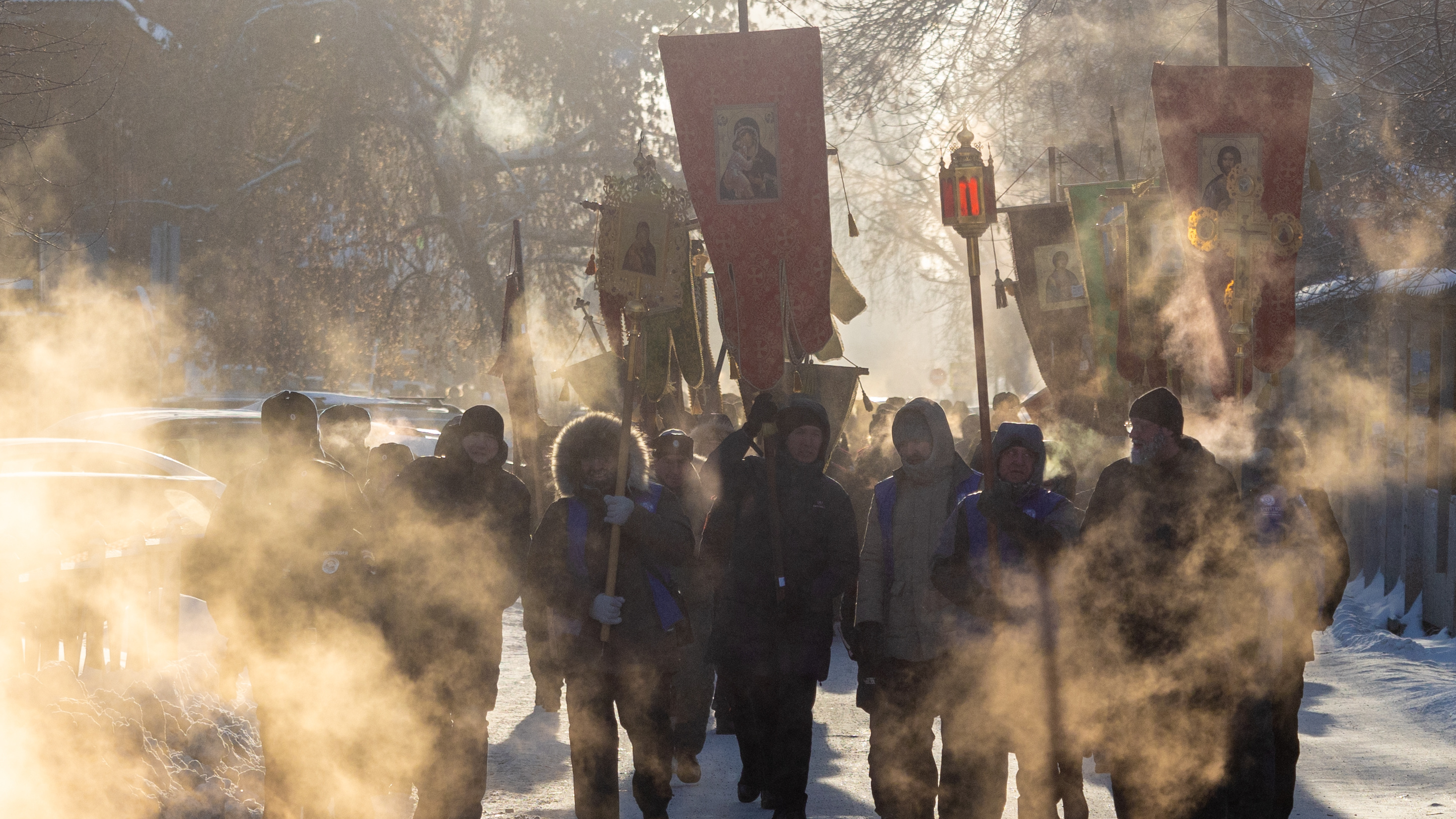 Сотни екатеринбуржцев прошли колонной по центру города в мороз. Что произошло?