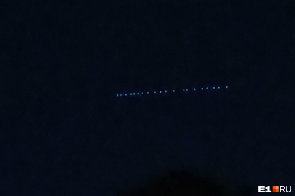 «Это НЛО»: в небе над Екатеринбургом заметили странные огни, летевшие друг за другом. Видео