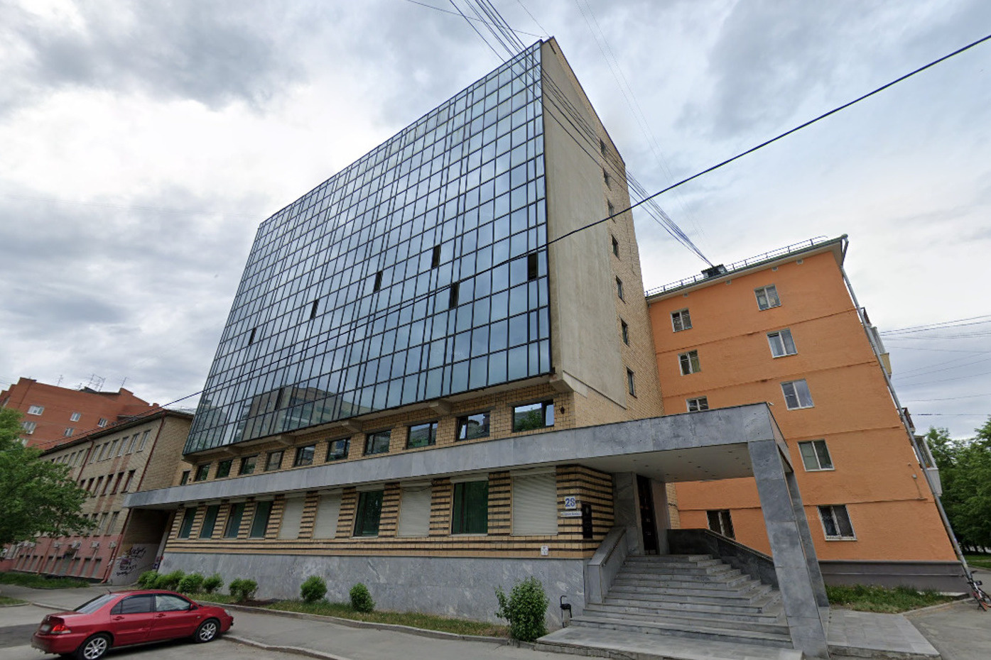 В Екатеринбурге продают 11-этажный офисник уральского банкира, который умер в Лондоне. Цена может упасть до 15 млн рублей