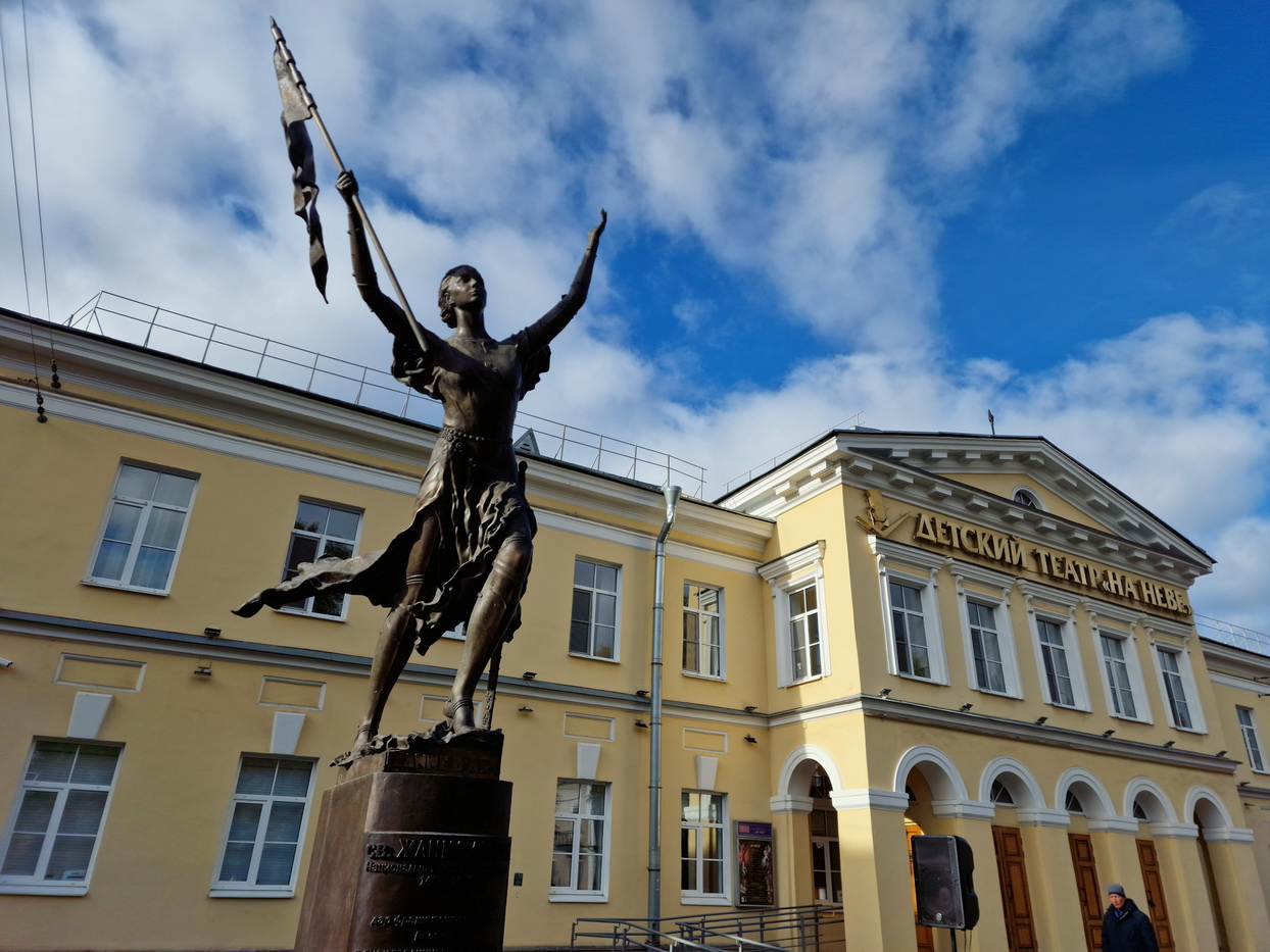 В Петербурге открыли памятник Жанне д’Арк. Если вы его уже видели — вы не ошиблись