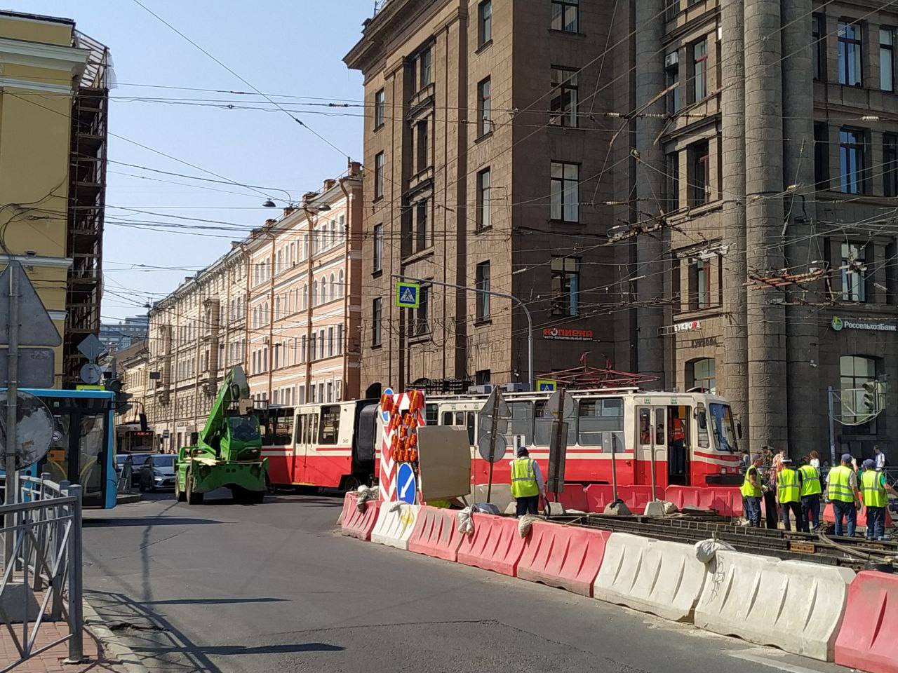 Сломавшийся автобус перегородил проспект Ветеранов, а на площади Ленина  пробку собрал трамвай | 15.06.2023 | Санкт-Петербург - БезФормата