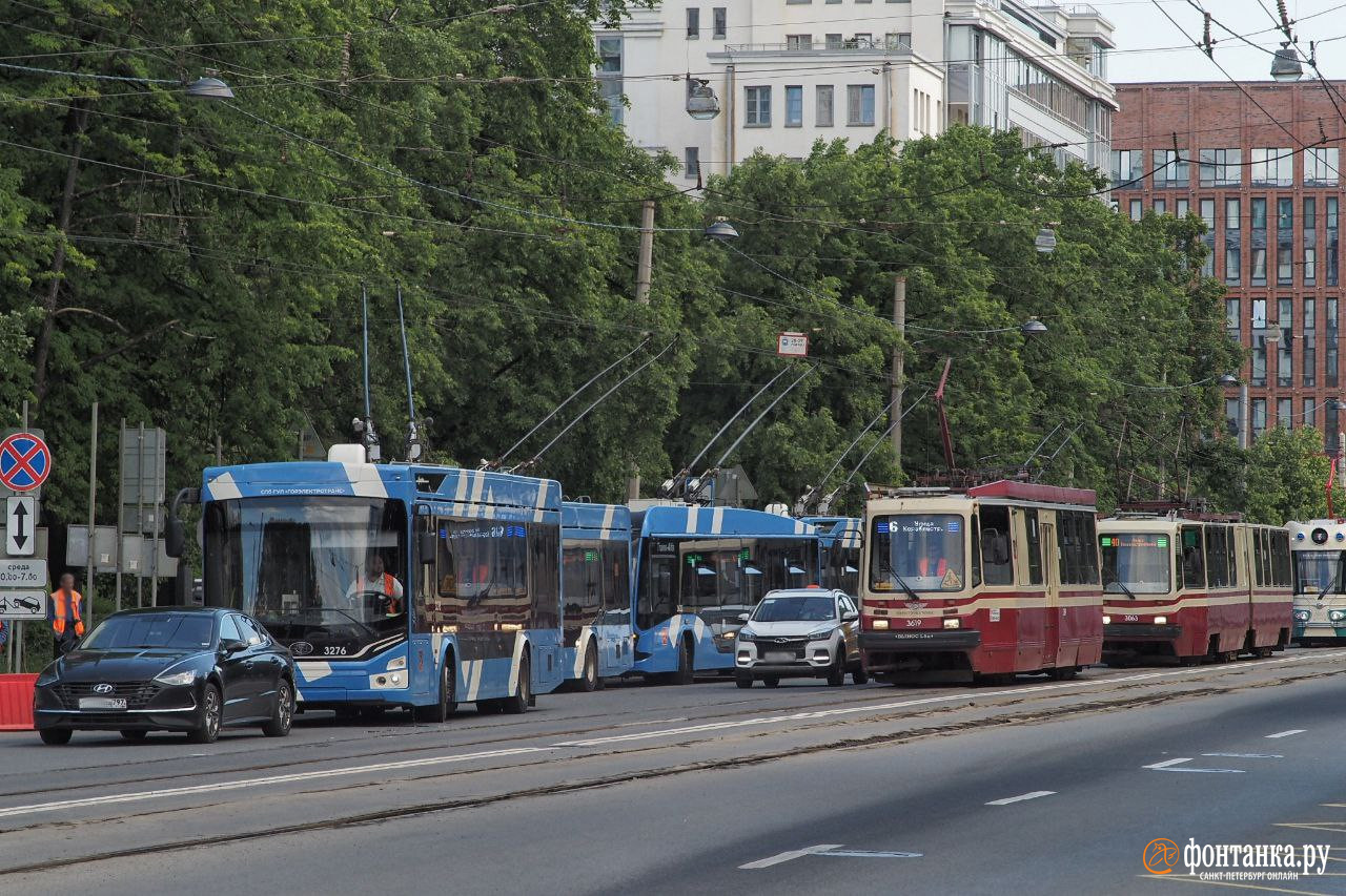 Фото ДТП с троллейбусом на Среднем проспекте В.О. в Петербурге - 13 июня  2024 - ФОНТАНКА.ру