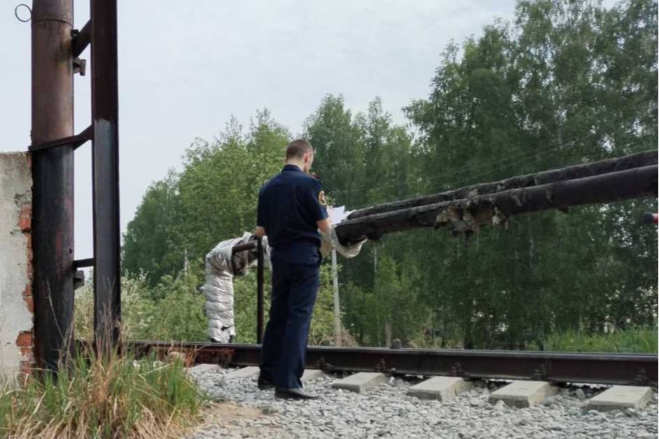 В Свердловской области поезд сбил человека. Машинист не смог остановить состав перед пешеходом на рельсах