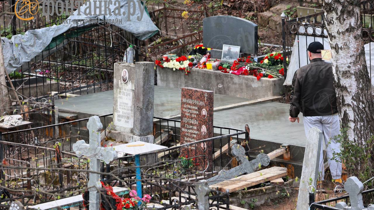 Могилу Евгения Пригожина залили цементом. Что происходит на кладбище в Санкт-Петербурге