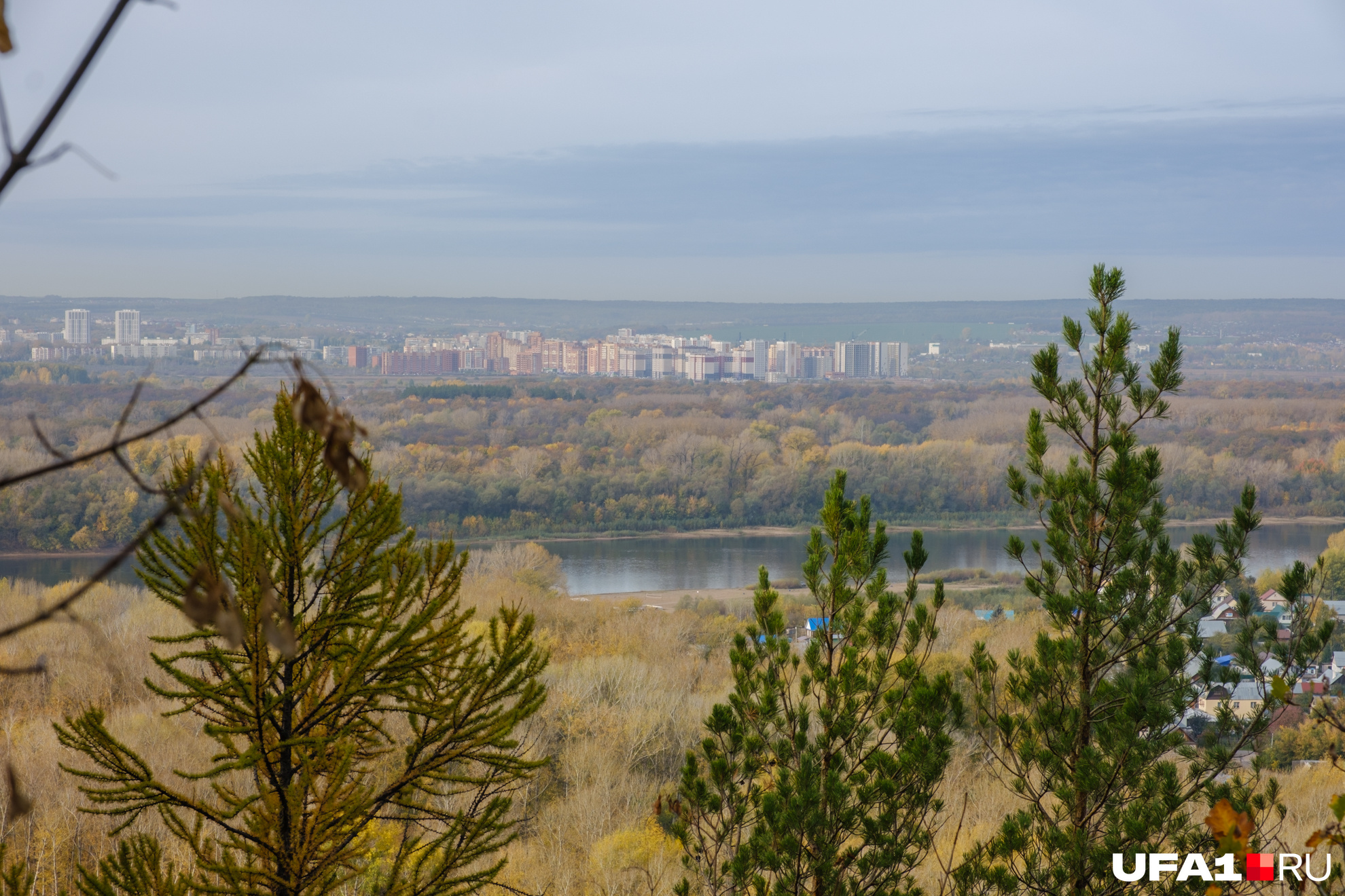 С крутого склона видна Белая