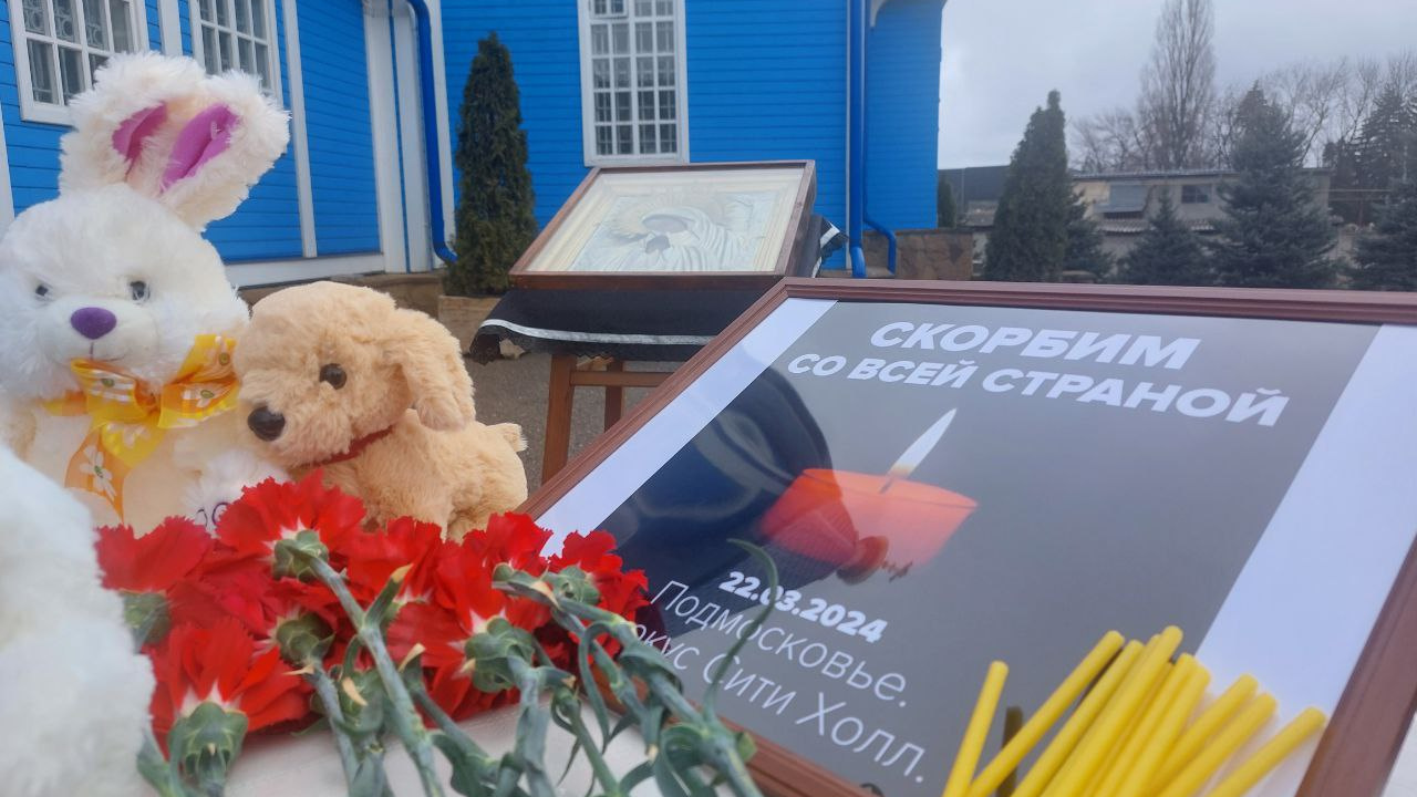 Цветы, баннеры и прием крови. Как Ставрополье соболезнует жертвам теракта в Crocus City Hall