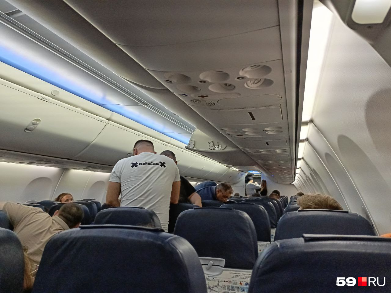 Пассажиры рейса 433 после посадки в Кольцово остались на борту самолета