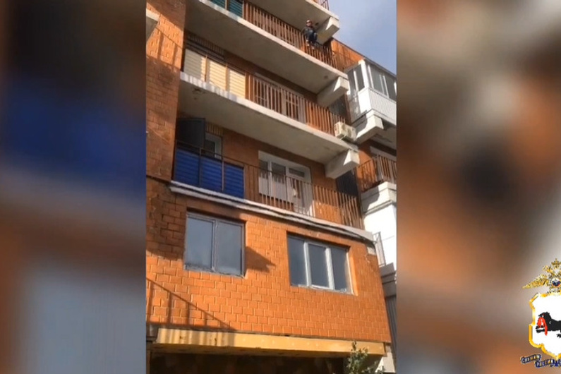 В Минске спасли полуголую женщину, которая висела снаружи балкона на 12-м этаже