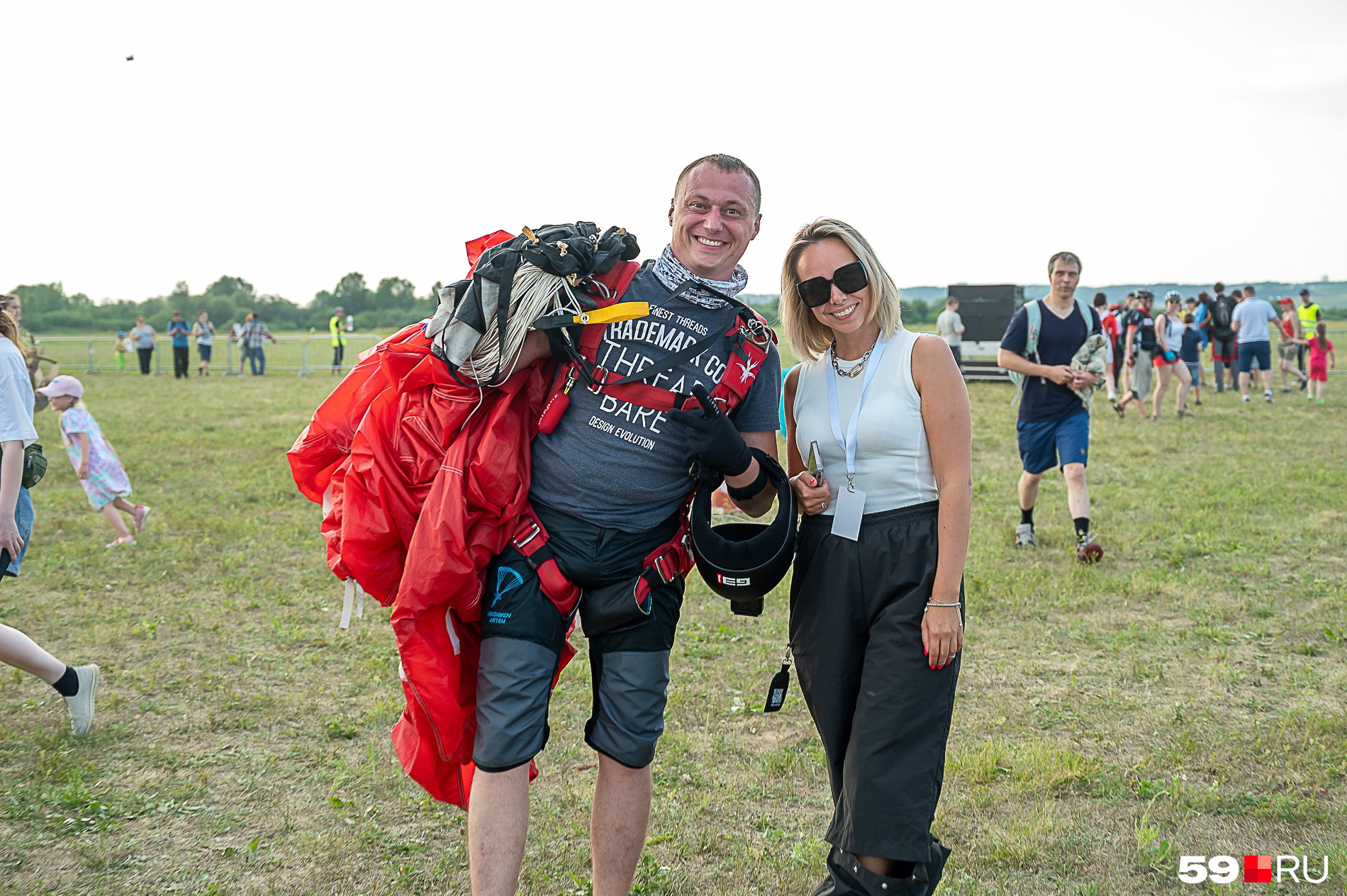 С парашютистами тоже фотографировались