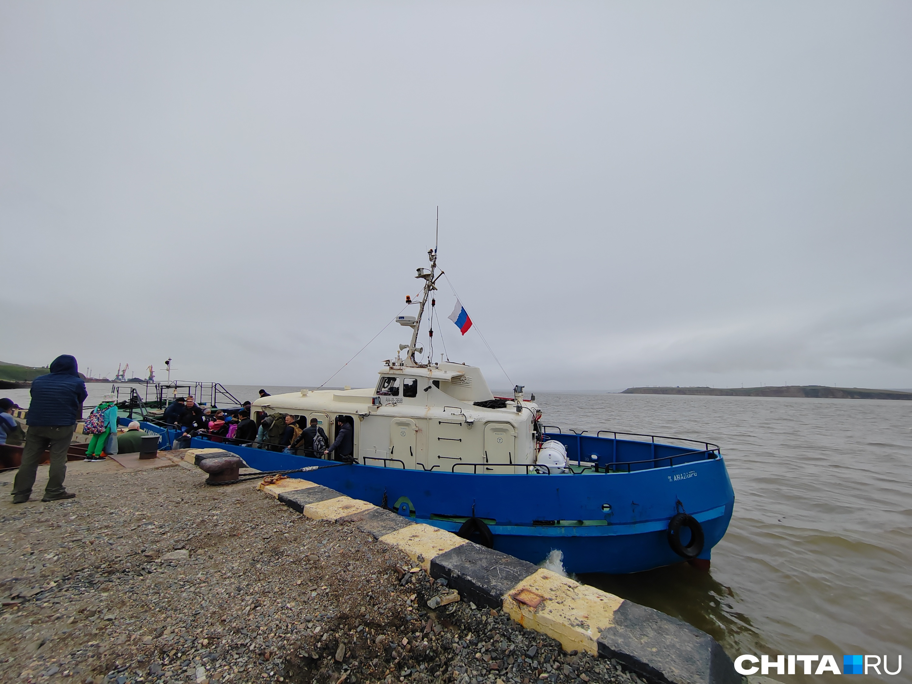 Билеты покупают уже на катере, первостепенная задача — попасть на него