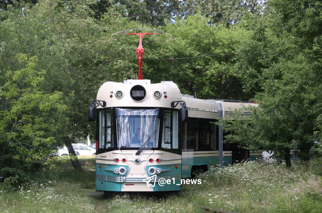 Тестируем крутой трехсекционный трамвай в Екатеринбурге. На первый рейс «Достоевского» записывались заранее