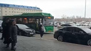 В аэропорту Челябинска сняли на видео кортеж с номерами ООО, занявший остановку и помешавший автобусу