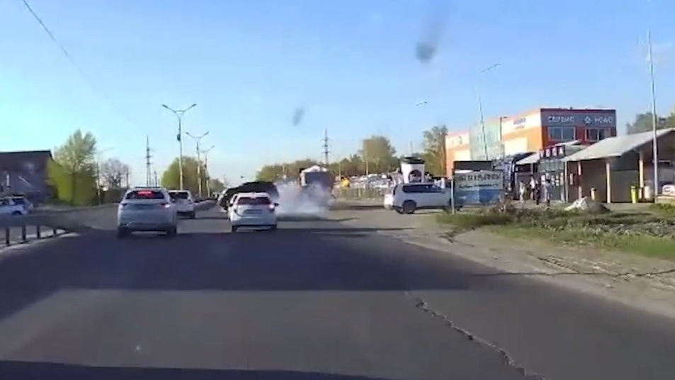 «Ржавое ведро полетело»: две Toyota столкнулись на Старом шоссе — разбираемся, кто не прав (жутковатое видео)