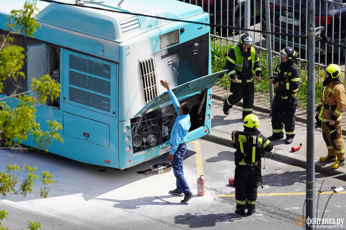 Пожар на два огнетушителя. Голубой автобус задымился в Московском районе