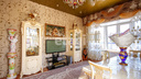 В частном секторе Новосибирска продают роскошный дом с золотым потолком и красными ковровыми дорожками — 8 фото