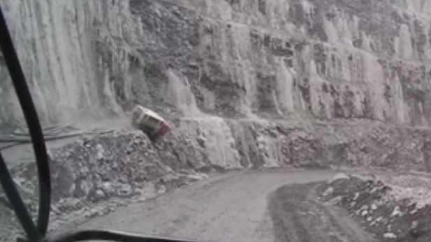 Появилось жуткое видео падения автобуса с вахтовиками на руднике в Северо-Енисейском районе