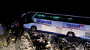 Рейсовый автобус съехал с трассы на Алтае — он направлялся в Новосибирск. Фото