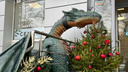 Огромная статуя дракона и Шуфутинский в мишуре: как новосибирцы подготовили свои офисы к встрече Нового года — фото и видео