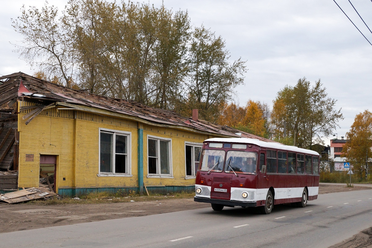 Кадр сделан в 2017 году. Уже и автобусов таких в Архангельске не встретишь, и деревянный ресторан «Якорь» снесли