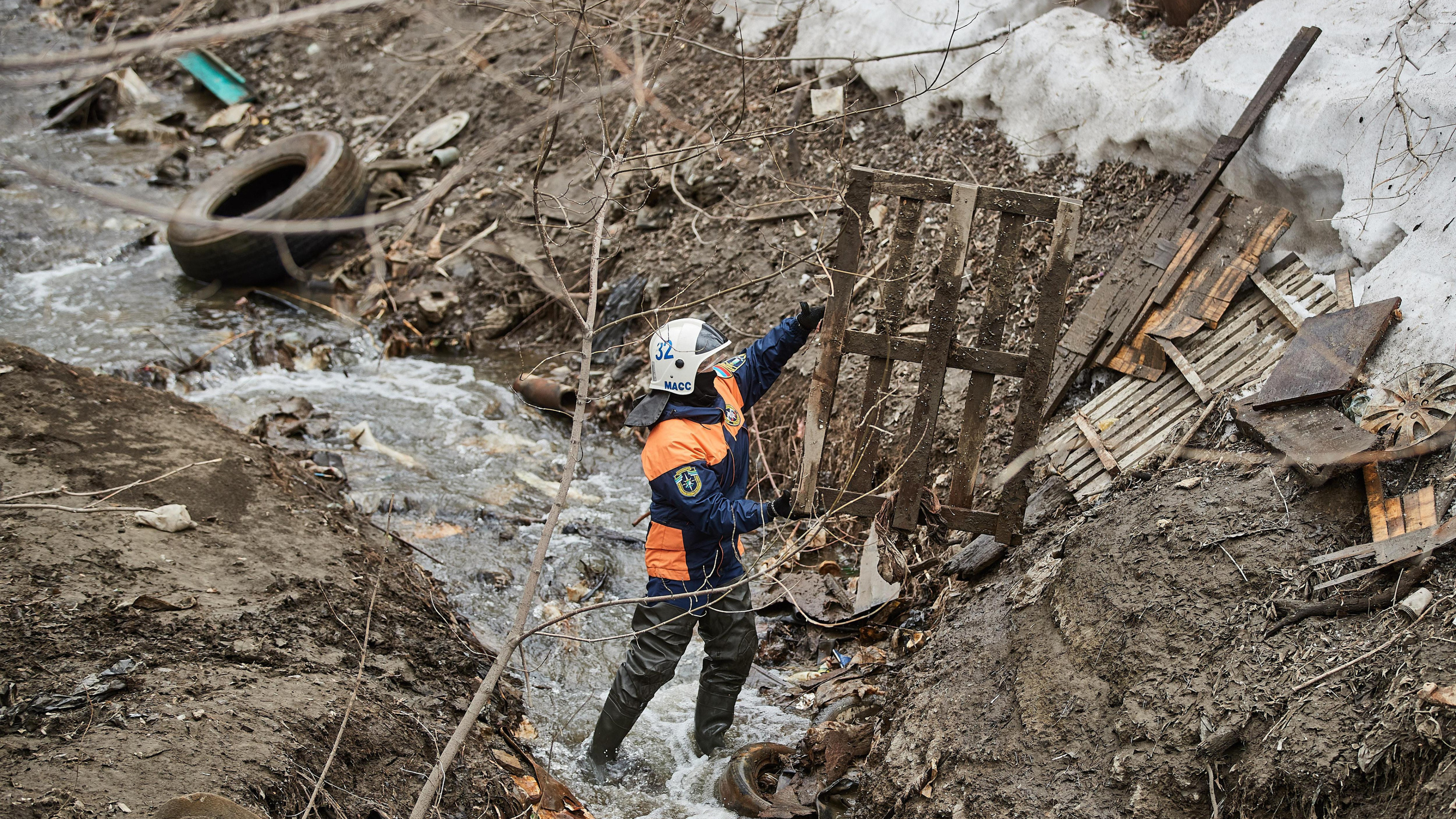 Задействованы 658 спасателей и 287 единиц техники: как проходит паводок в Алтайском крае