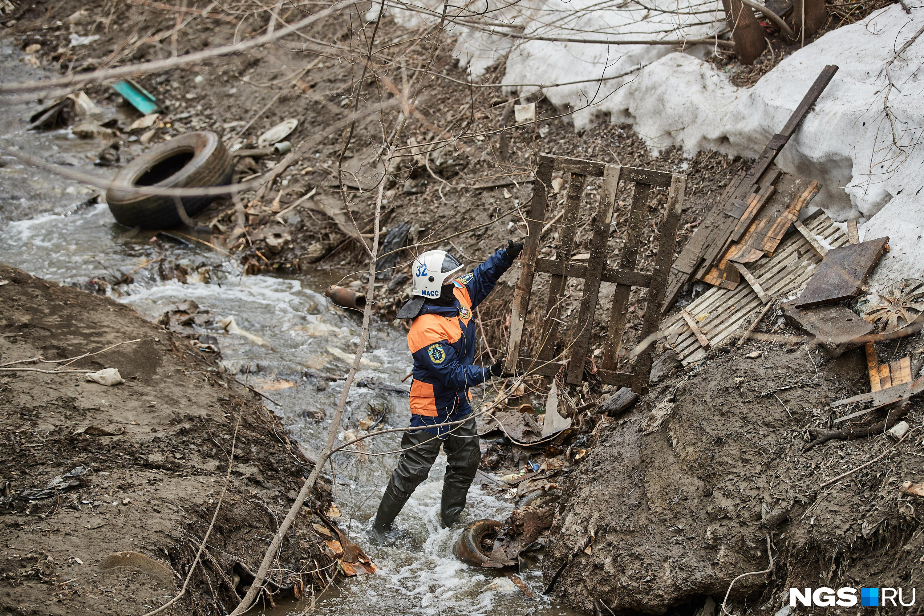 Задействованы 658 спасателей и 287 единиц техники: как проходит паводок в Алтайском крае