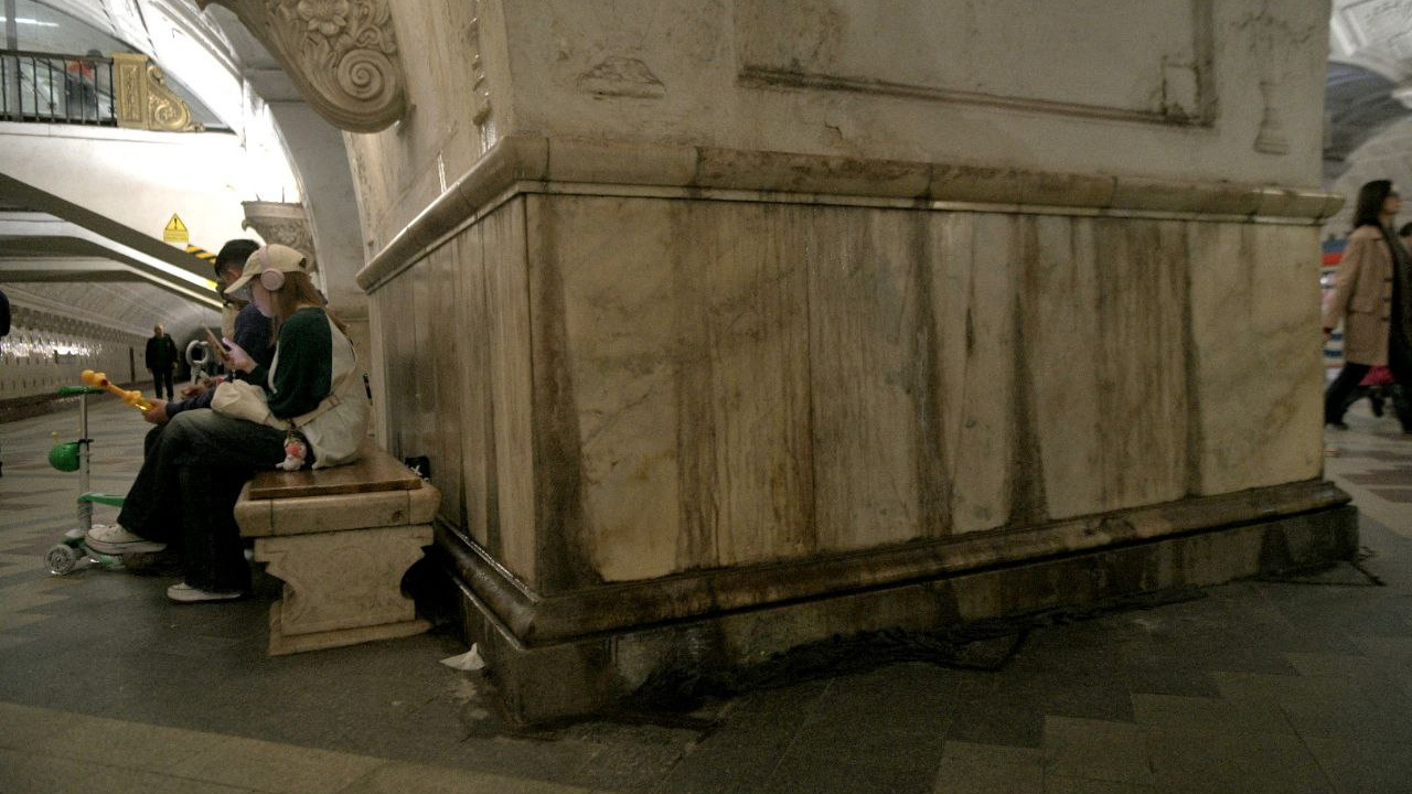Грязные тряпки и скотч на стенах. Эксперты — о том, почему в московском метро рассыпается отделка станций и вода течет на пути