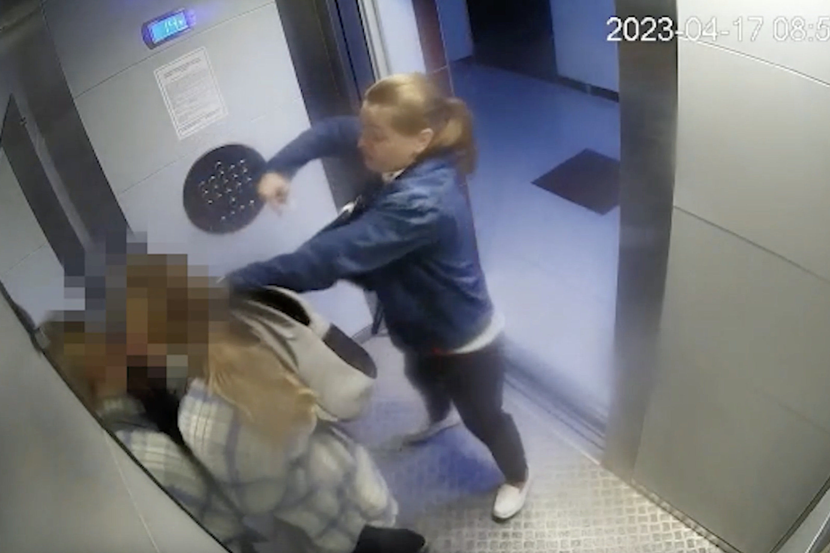 Мать насиловала детей. Девушка в лифте. Камера в лифте.