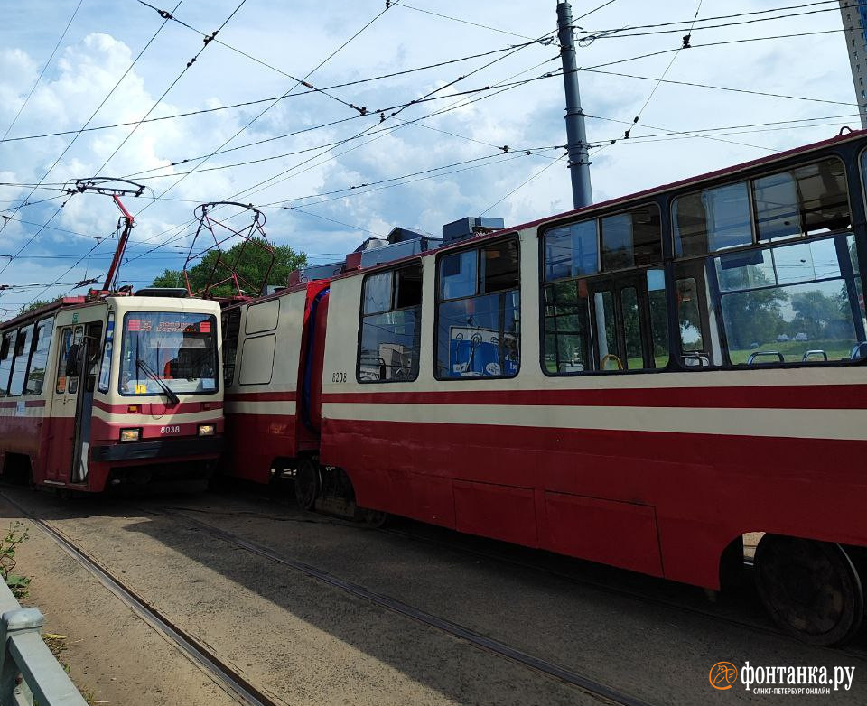 Два трамвая одного маршрута не разъехались на Петергофском шоссе