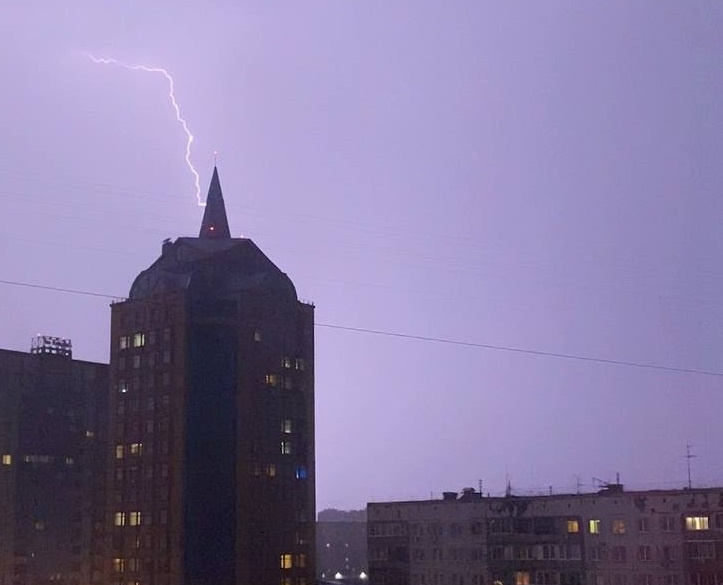 За окном сверкает молния, а дома мигает свет: как Новосибирск наблюдает за непогодой и переживает ее — онлайн