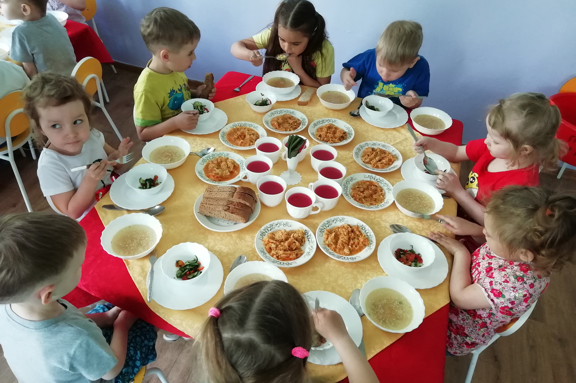 Почему ребенок не ест в детском саду?