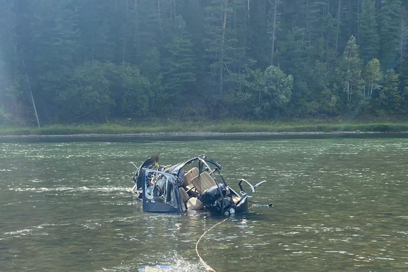 Прокуроры показывали снимок упавшего в воду вертолета, принадлежащего Роману Гольдману
