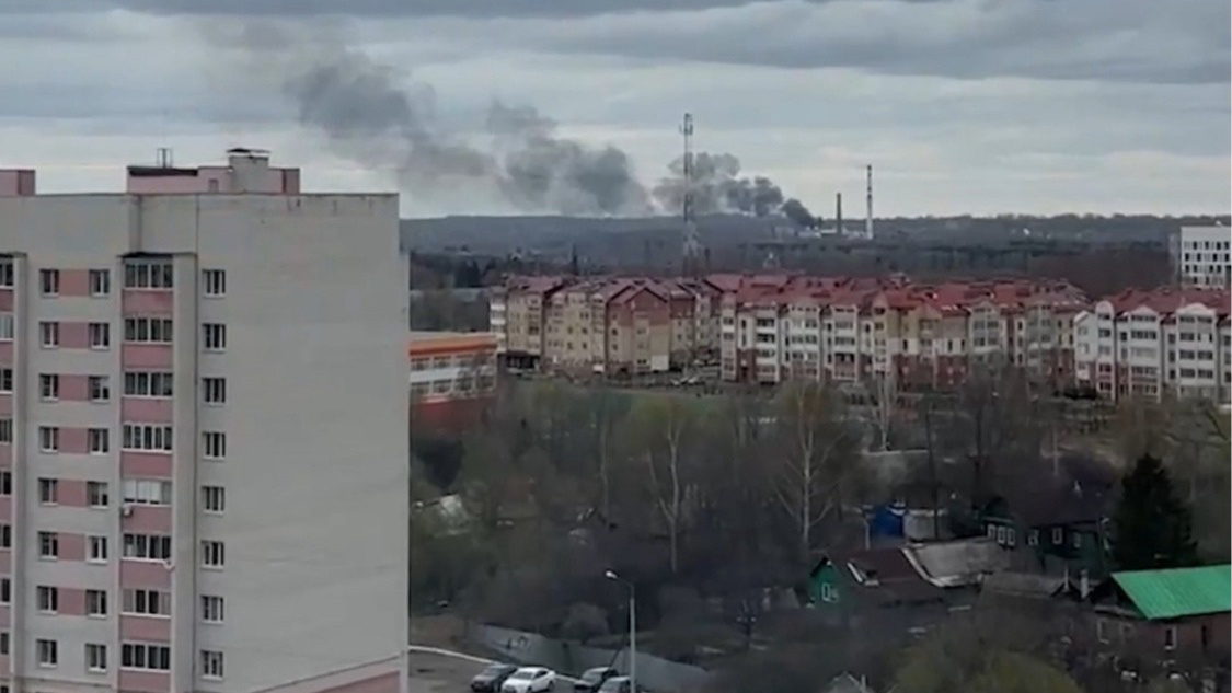 В Ярославле на территории завода начался пожар. Что там горит: видео