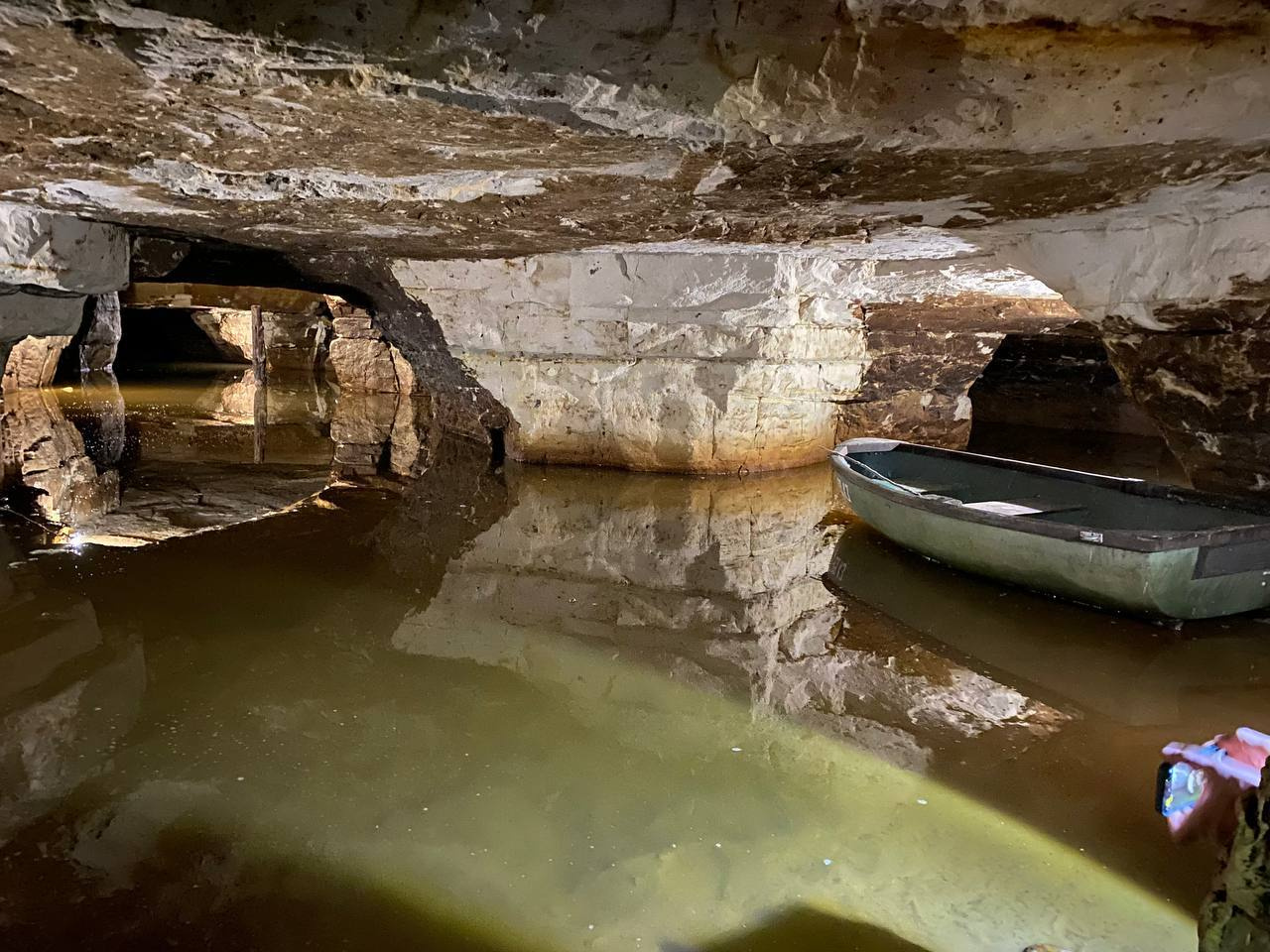 В Саблинских пещерах есть даже озера