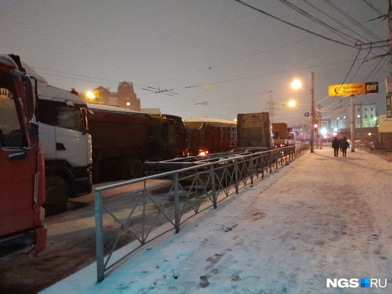 «Стоим уже более 5 часов»: под Новосибирском образовались многокилометровые пробки