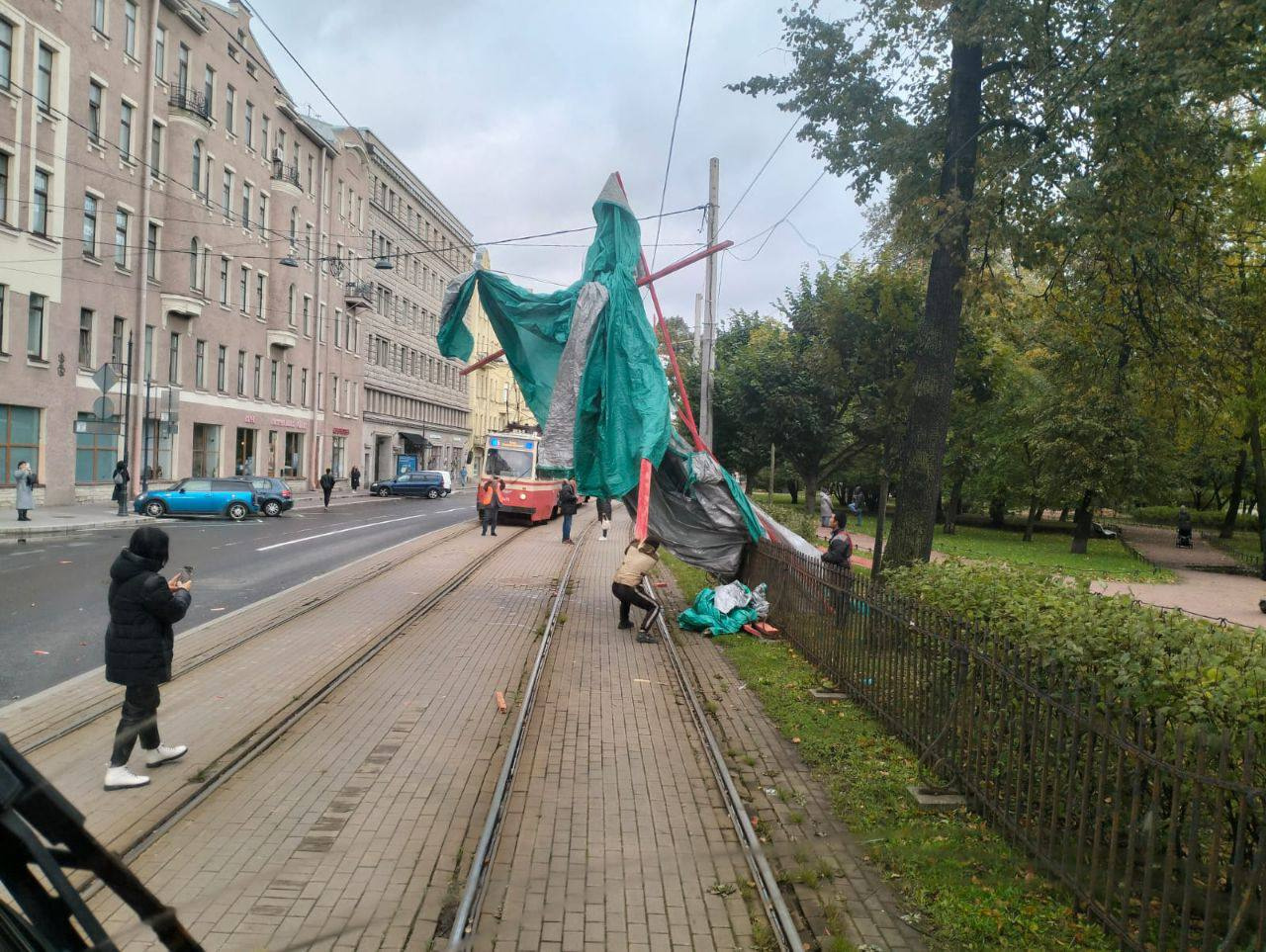 Упавшие с крыши леса остановили трамваи на Кронверкском проспекте в  Петербурге, фото - 12 октября 2023 - ФОНТАНКА.ру