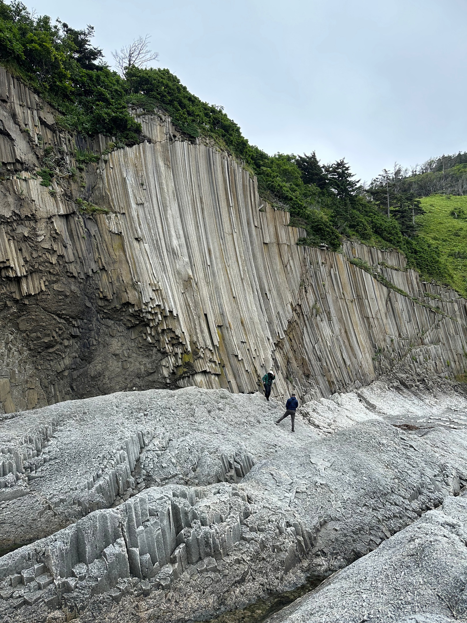 Почему мыс называется Столбчатым понятно сразу: невероятного вида скалы, состоящие из шестигранных столбиков выглядят так, будто это пейзаж другой планеты