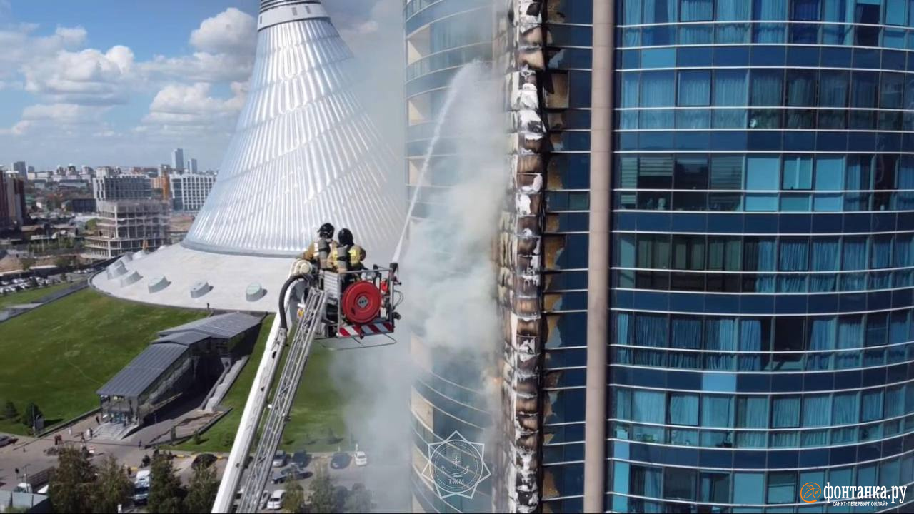 Впечатляющие кадры. В столице Казахстана полыхает 26-этажная жилая высотка