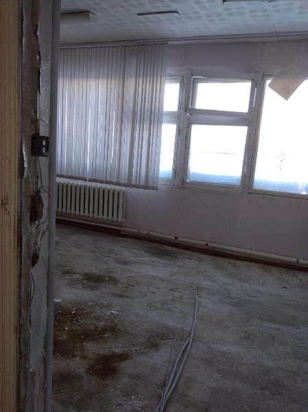 Внутри нас встречают отклеившиеся обои и провода на грязном полу Внутри нас встречают отклеившиеся обои и провода на грязном полу