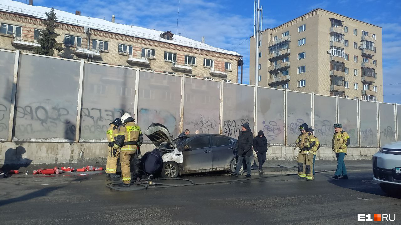 На мосту в центре Екатеринбурга вспыхнул автомобиль, водители бросились тушить его: видео