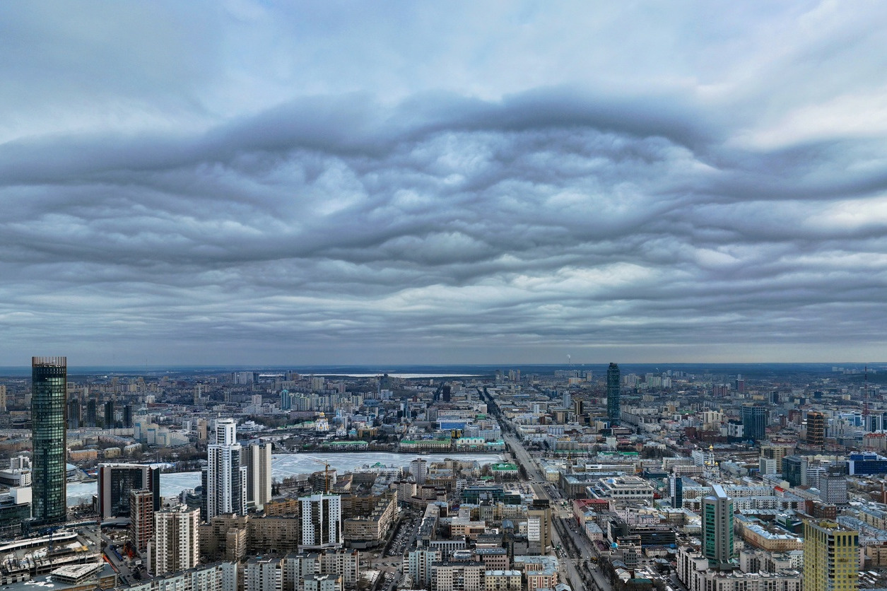 Екатеринбург накрыло редким видом «опасных» облаков: потрясающие фото