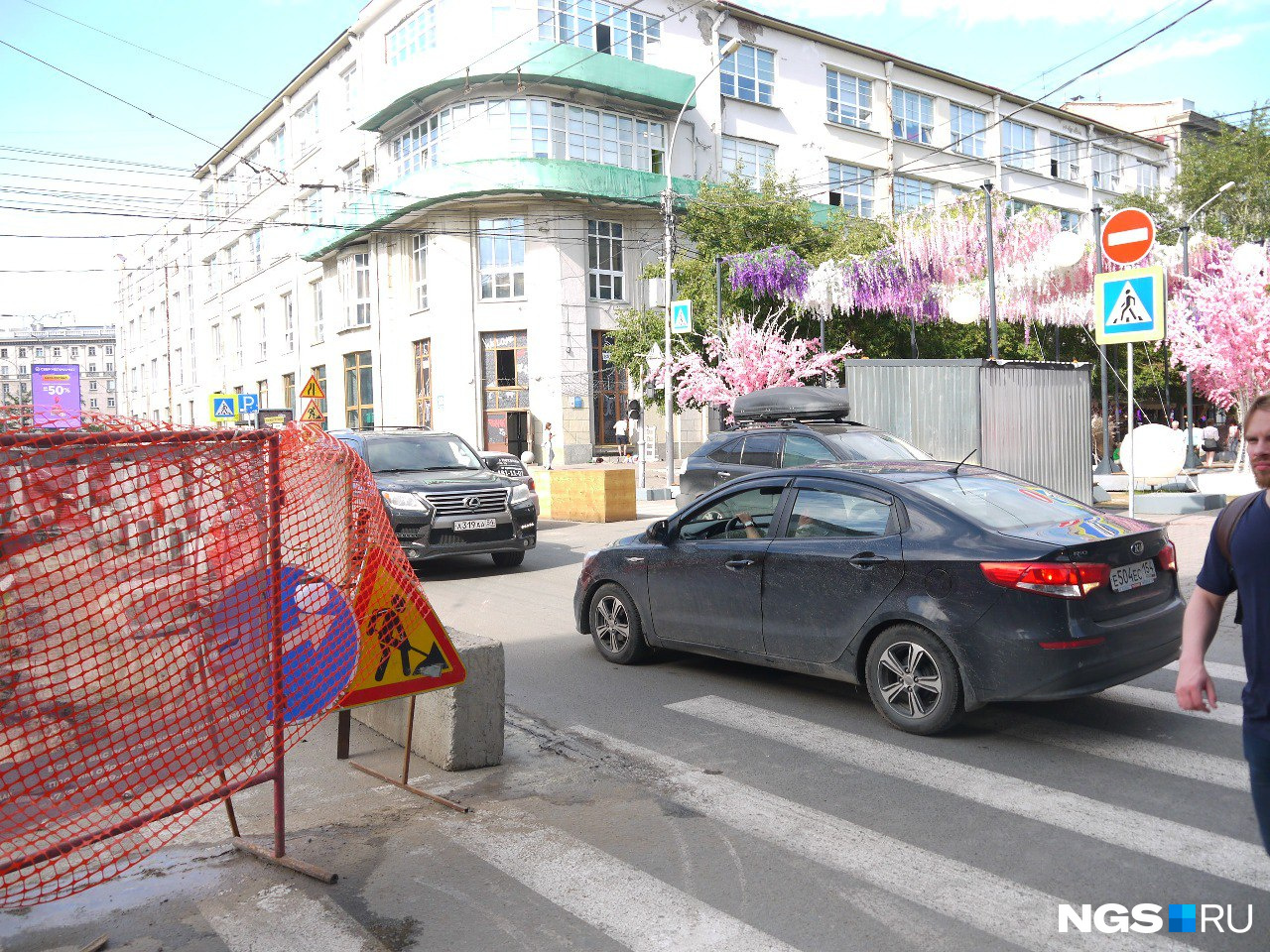 Это какой-то коллапс: автомобили начали объезжать яму на Советской по тротуару — видео