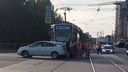 «Снес очередного»: трамвай <nobr class="_">№ 13</nobr> столкнулся с автомобилем в Новосибирске