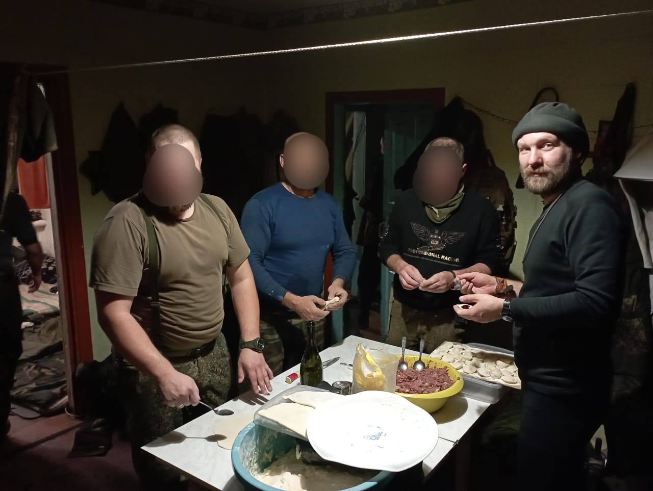 Григорий вместе с сослуживцами лепит пельмени Григорий вместе с сослуживцами лепит пельмени