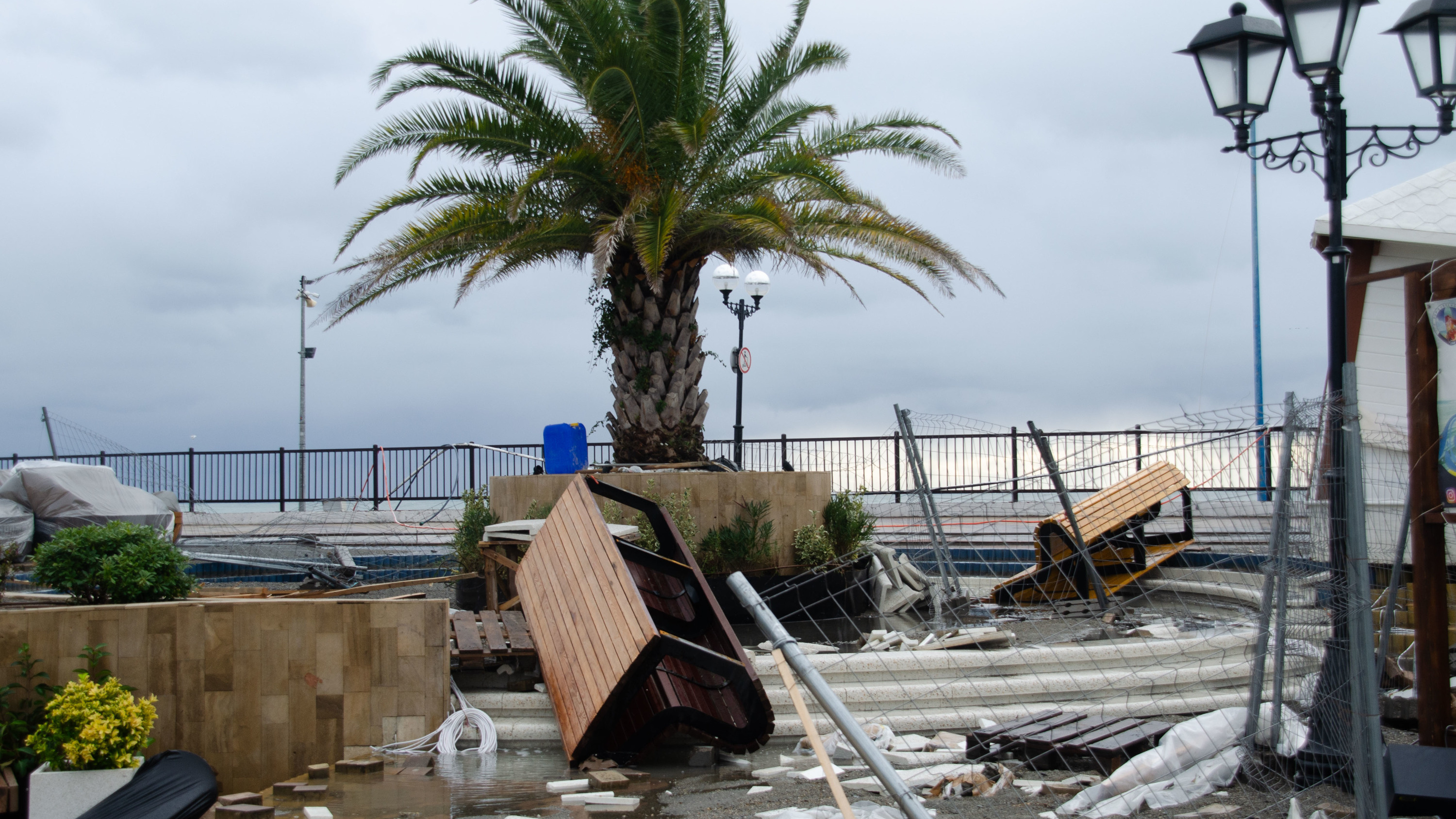В Сочи 50 пляжам нанесен ущерб от шторма: их начали приводить в порядок