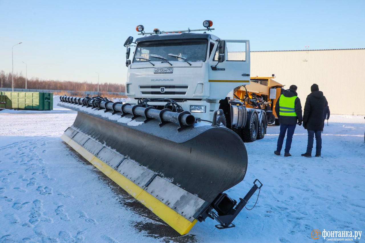 Как убирают аэропорт Пулково от снега - 8 февраля 2024 - ФОНТАНКА.ру