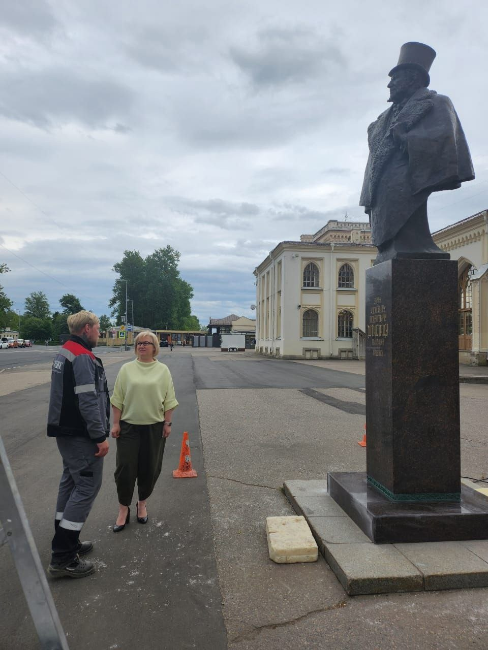 В Петергоф вернули жертву зимней уборки. Посмотрите на Штиглица, пережившего встречу с трактором