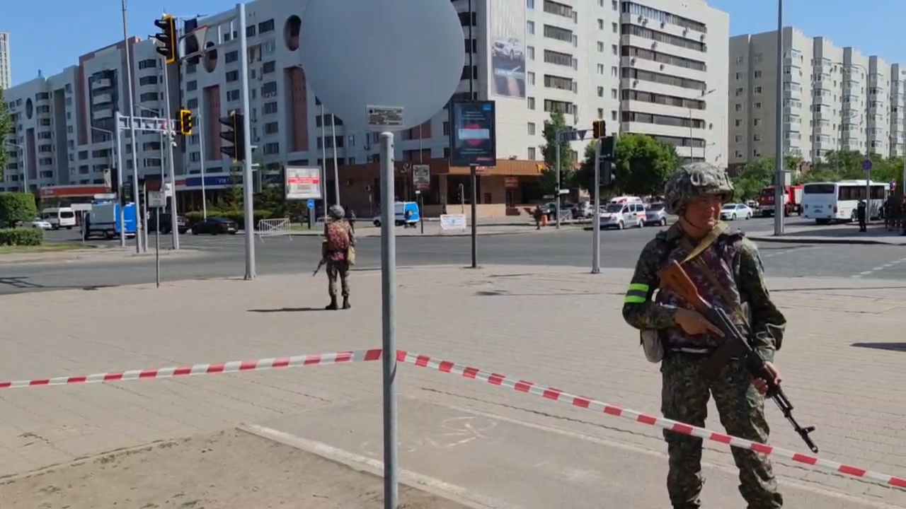 Вооруженный мужчина захватил заложников в отделении банка в Казахстане