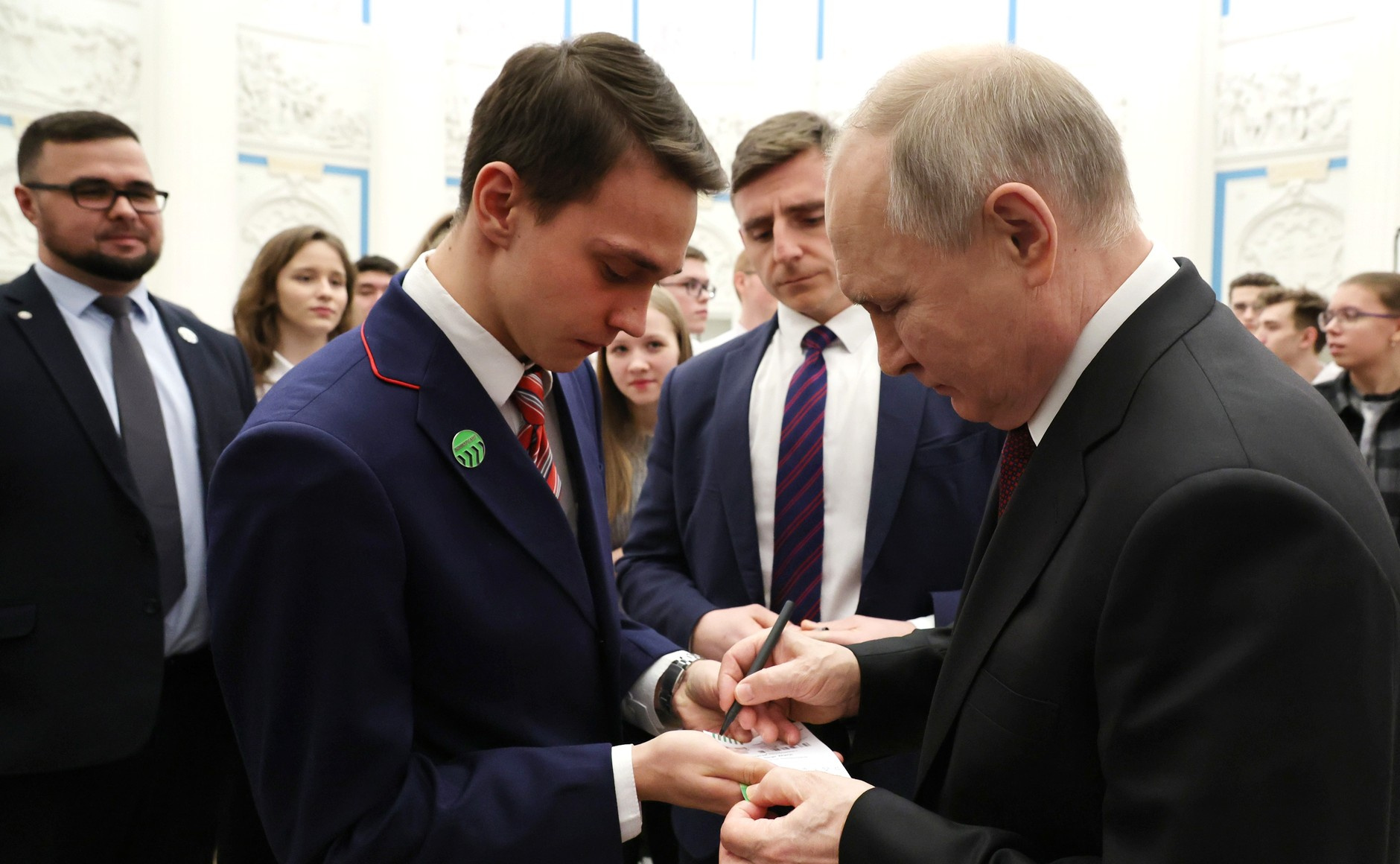 «Богатых очень много». Путин объяснил екатеринбургскому студенту, почему мажоры должны работать